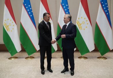 Сарвазири Ҷумҳурии Тоҷикистон Қоҳир Расулзода дар доираи Форуми байналмилалии сармоягузории Тошканд бо Президенти Ҷумҳурии Узбекистон муҳтарам Шавкат Мирзиёев мулоқот <a></a>намуданд
