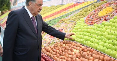 Бозидид аз намоишгоҳи масҳулоти кишоварзӣ ва ҳунарҳои мардумӣ дар деҳаи Кӯлдараи деҳоти Лоҳутии Ховалинг Бозидид аз намоишгоҳи масҳулоти кишоварзӣ ва ҳунарҳои мардумӣ дар деҳаи Кӯлдараи деҳоти Лоҳутии Ховалинг