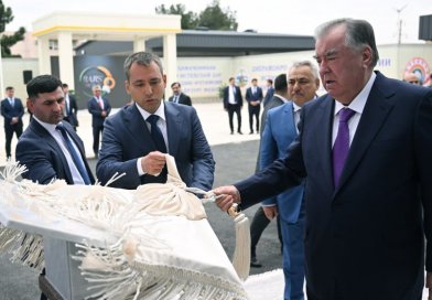 Пешвои миллат Эмомалӣ Раҳмон дар шаҳри Хуҷанд корхонаи истеҳсоли нушокиҳои «Суғд саноат холдинг»-ро ифтитоҳ намуданд