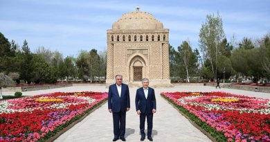 Сарони давлатҳо Эмомалӣ Раҳмон ва Шавкат Мирзиеёв аз мавзеъҳои таърихии шаҳри қадимаи Бухоро боздид намуданд Сарони давлатҳо Эмомалӣ Раҳмон ва Шавкат Мирзиеёв аз мавзеъҳои таърихии шаҳри қадимаи Бухоро боздид намуданд